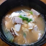 白菜と焼き豆腐と卵の味噌汁